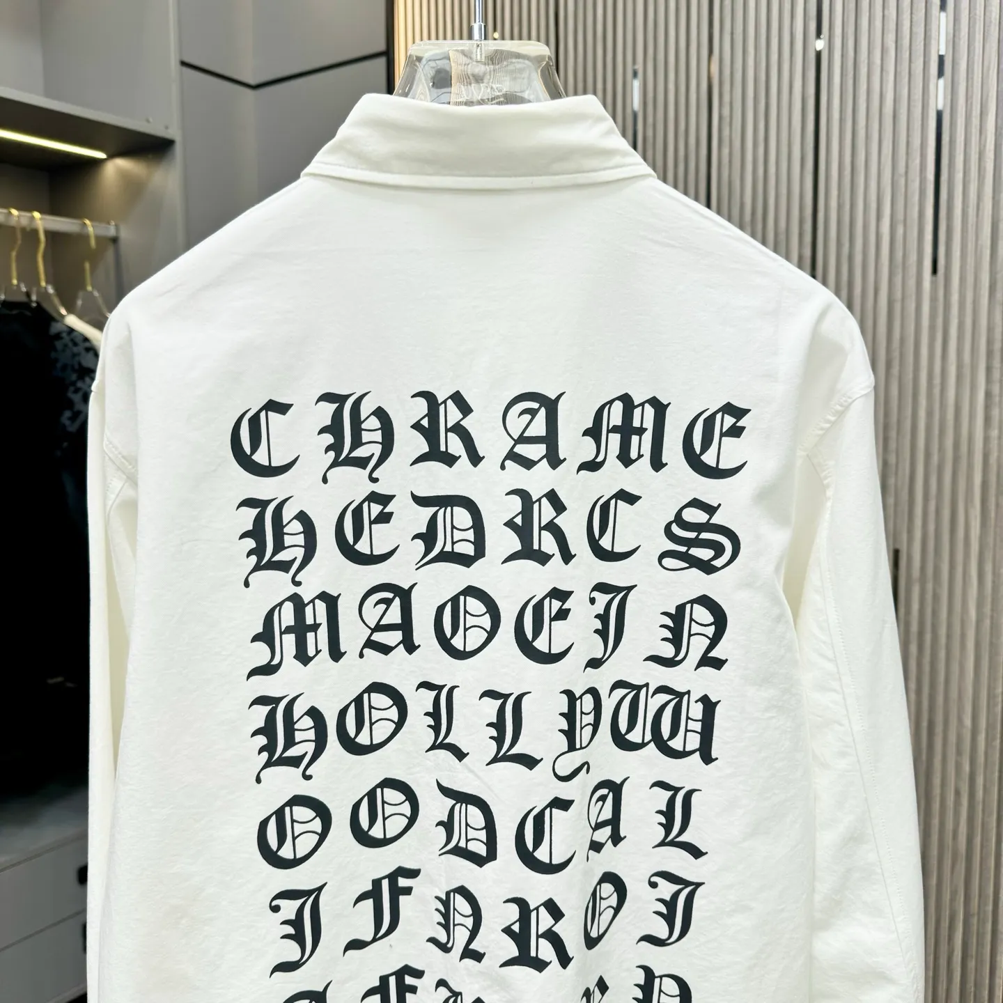 🅿️290 new arrival🆕 CH Crow Heart Horseshoe printing technology with hardware fasteners | Mid-length shirt jacket with lapel, horseshoe logo woven; letter logo buttons, the upper body effect is straight and stylish; cuff buttons are all cross buttons, and the inside is hemmed; noteworthy details are closed, the square mark on the hem must be a three-line motorcycle, not a flat machine sewing. One piece is overweight, this quality is only available in red Color: Black White Size: S-xxl